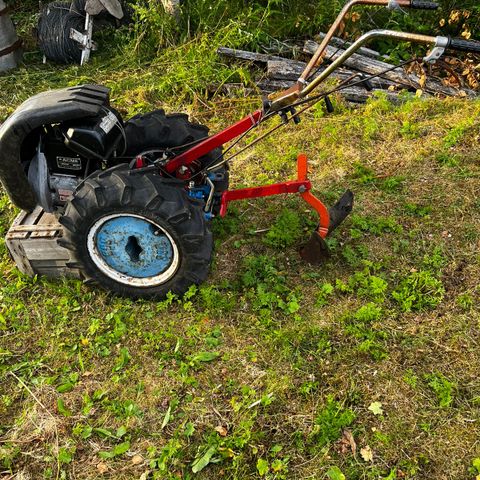 2 Hjuls traktor med alt av utstyr selges