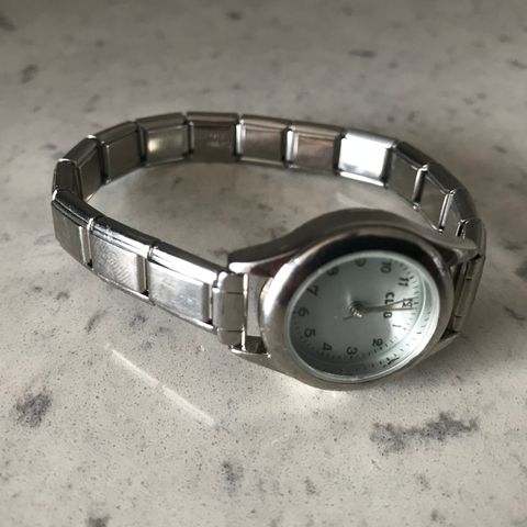 Club: Woman's Wrist Watch (Elasticated Strap)