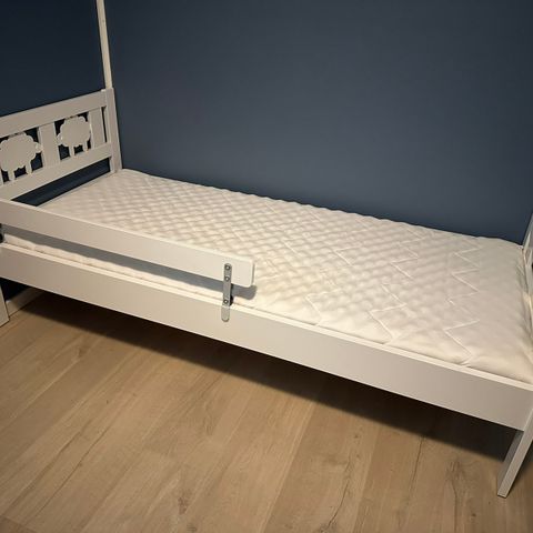 Kritter seng med madrass og sengehest
