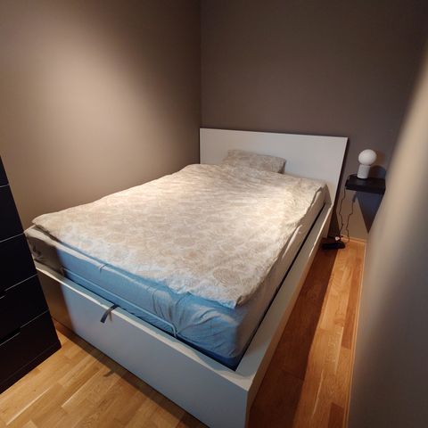 Malm seng med oppbevaring 140x200cm (Reservert)