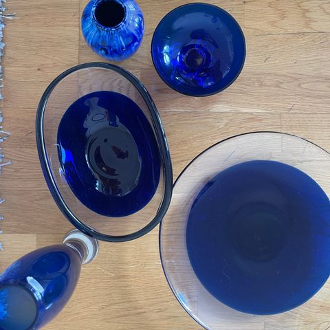 Boller, fat og vase i blått