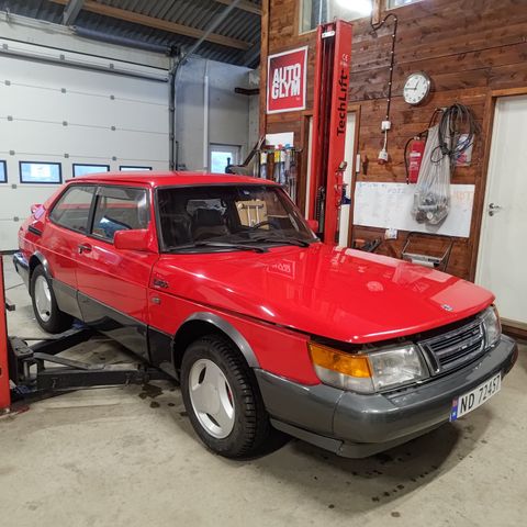 Saab 900 Turbo selges i deler eller som rullende karosseri