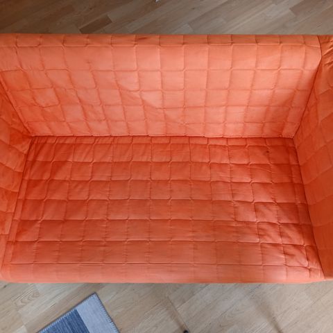 Oransje Knopparp 2-seters sofa fra Ikea