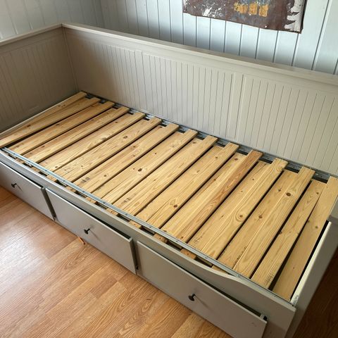 HEMNES IKEA seng 200 x80 uten madrass