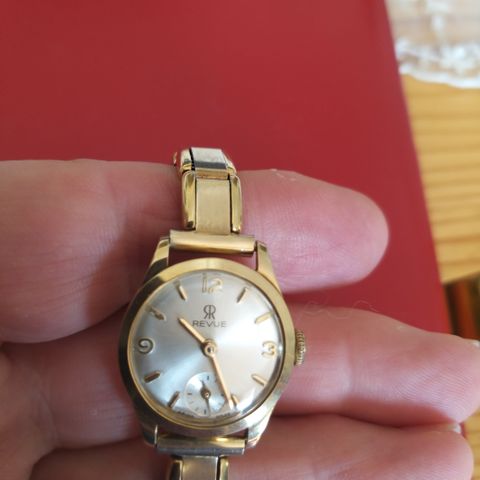 Gammelt gull dame armbåndsur selges.
