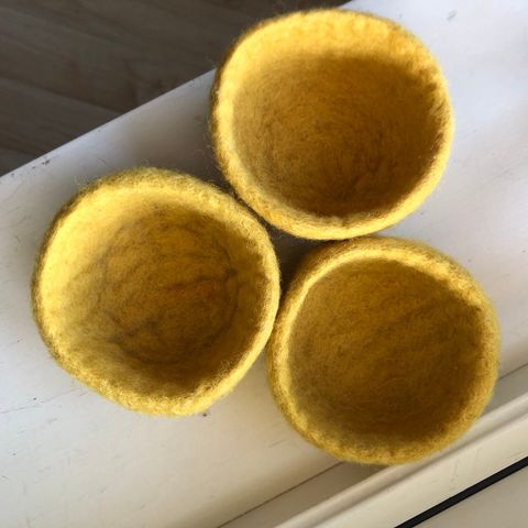 Pene: 3 små, gule skåler i tovet ull