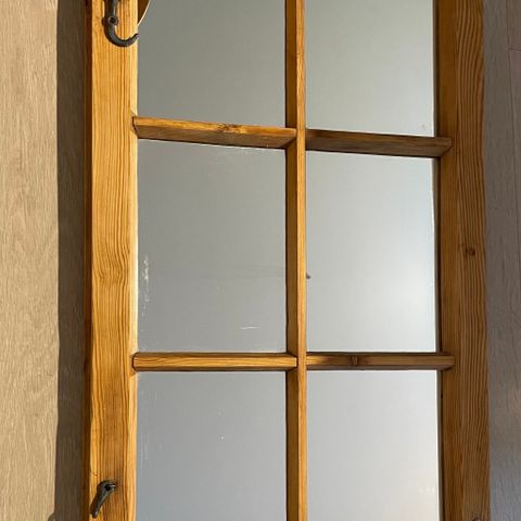 Speil laget av gammelt vindu