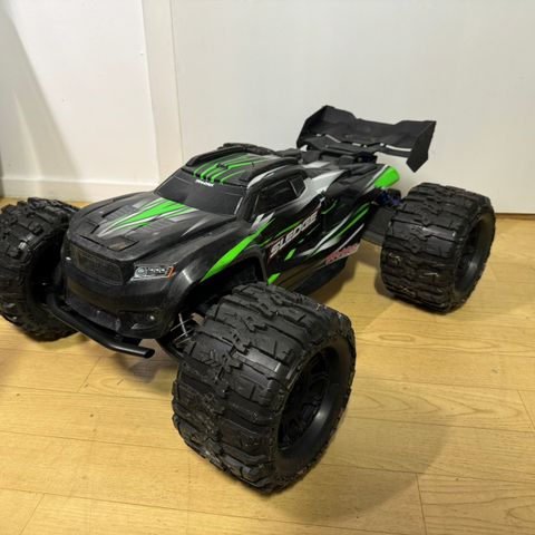 Godt oppgradert Traxxas sledge med mye utstyr