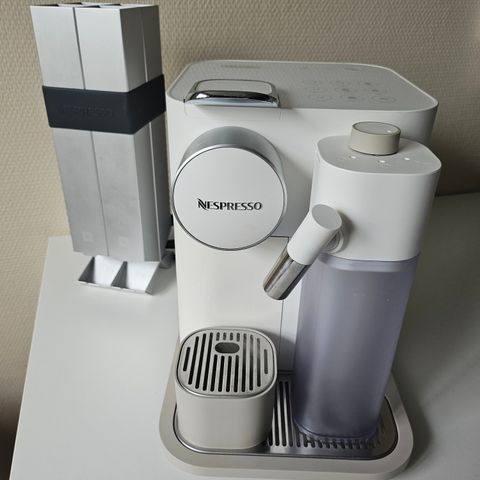 Nespresso Gran Lattissima kapselmaskin med kapselholder