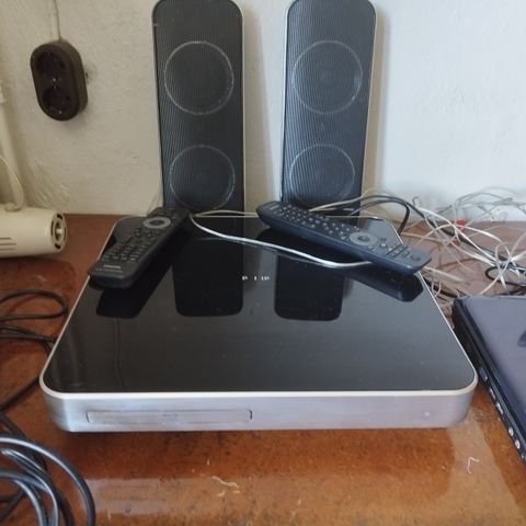 Bluray player 150 kr kommer med 2 høytalere og 2 fjern kontrol