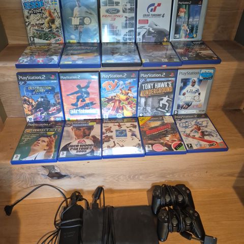 PS2 med 2 kontrollere og 20 spill