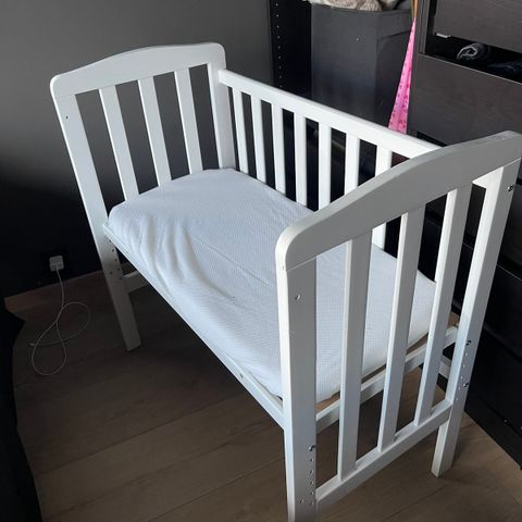Fint brukt bed side crib