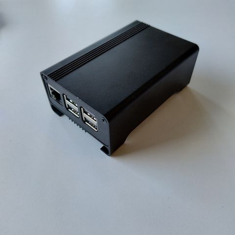 Raspberry Pi Model B+ med kabinett og minnekort!