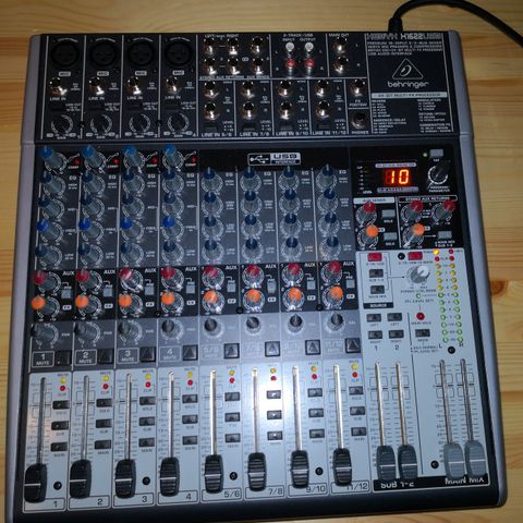 Behringer xentyx X1622USB mikser