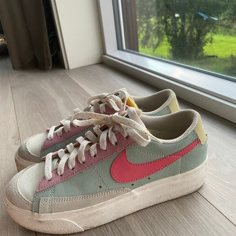 Pent brukte Nike Blazer Low Platform damesko str 38,5.