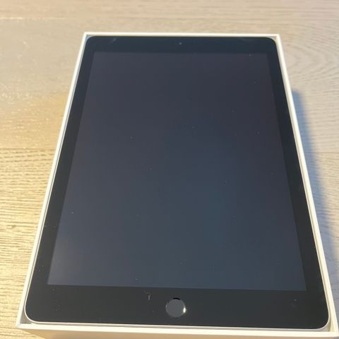 iPad 6. gen 32 GB wifi med tastatur