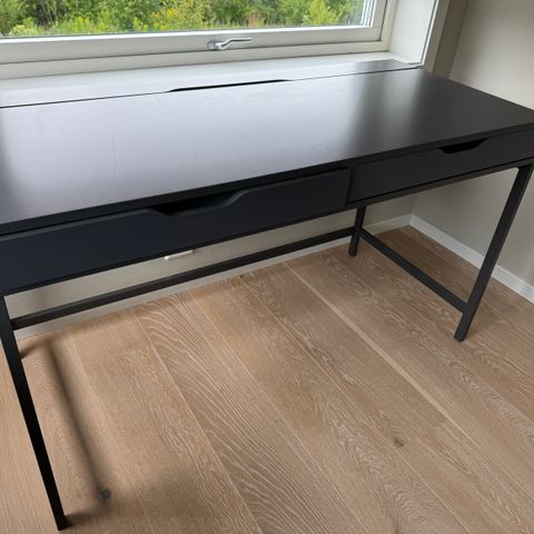 Skrivebord (Ikea) - nett størrelse m/plass til PC-kabler