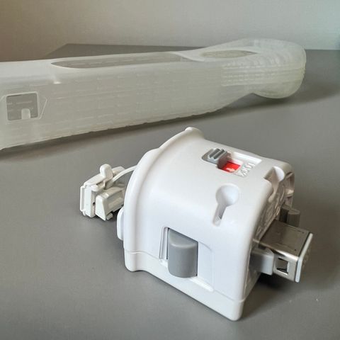 Wii Remote MotionPlus adapter hvit med silikon etui