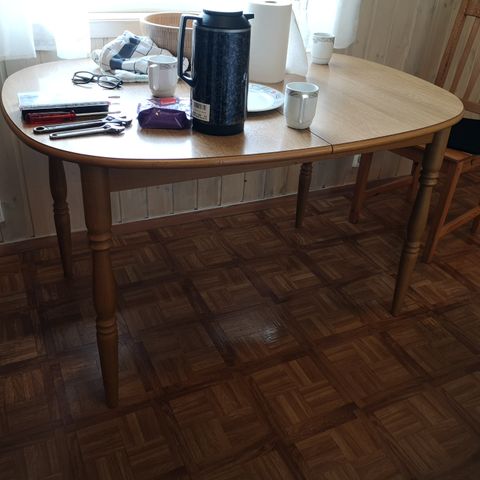Kjøkkenbord m/ileggsplate, og 4 stoler.