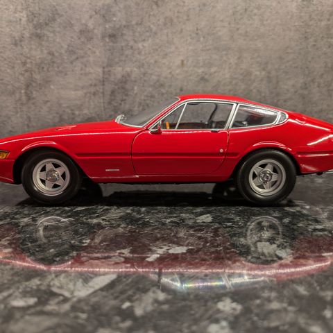 Ferrari 365 GT/B4 Daytona - 1968 modell - rød lakk - Kyosho - skala 1:18