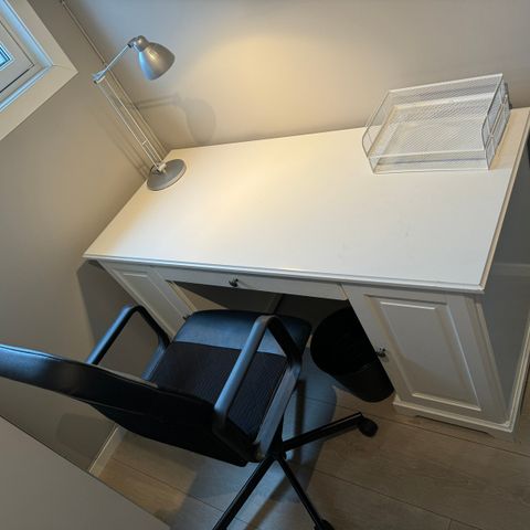 Skrivebord (IKEA «Liatorp») med skap og skuff