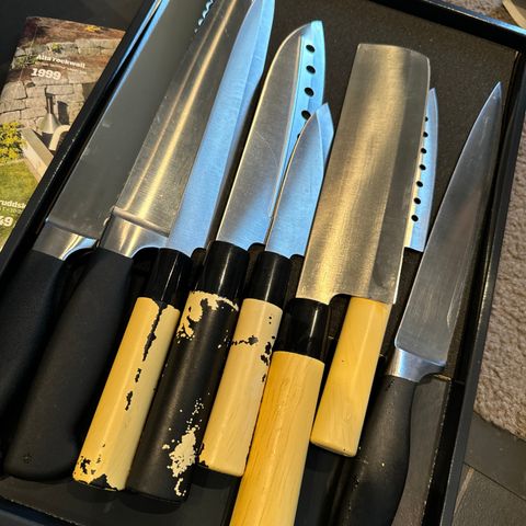 Div kjøkkenkniver selges samlet