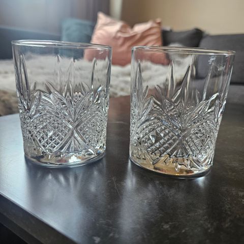 2 nydelige glass