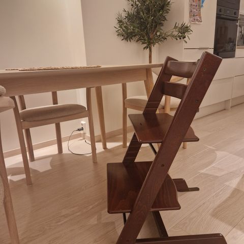 Stokke tripp trapp stol. Walnut. Ny modell.