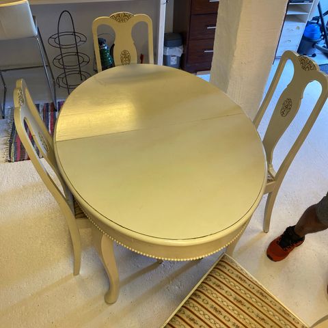 Oval lite spise bord m 4 stoler