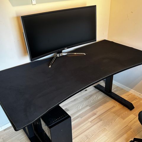 Svive Altair Gaming Desk (nypris 3290)