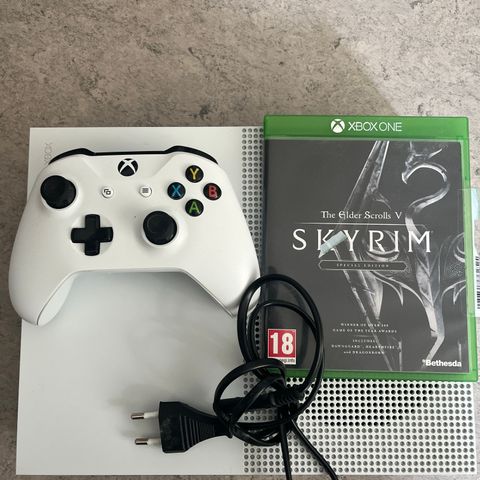 Xbox One S (1TB Model 1681) med controller + Skyrim V