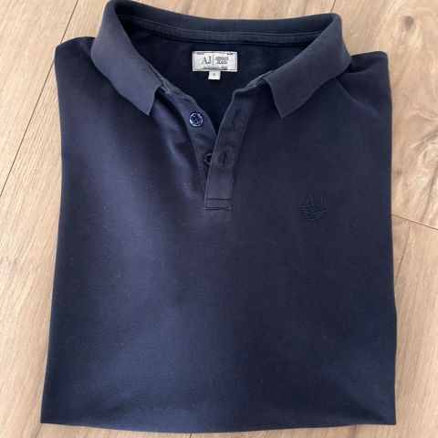 ARMANI polo shirt til herre selges- som ny.