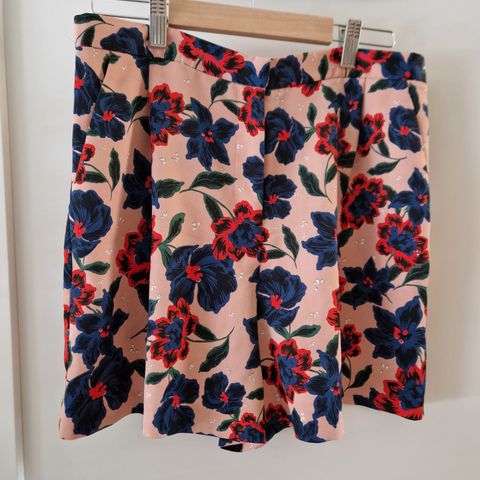 Nydelig blomstret shorts med lommer