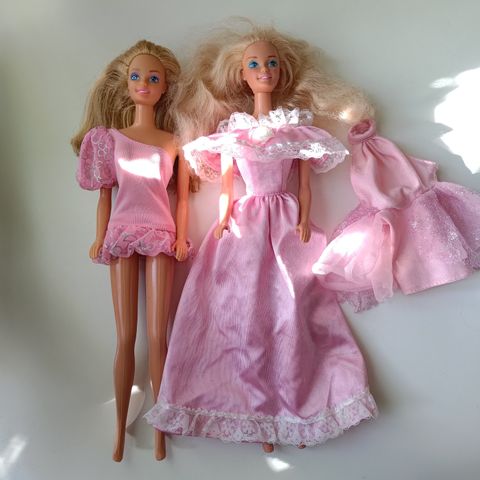 2 Barbiedukker med rosa klær