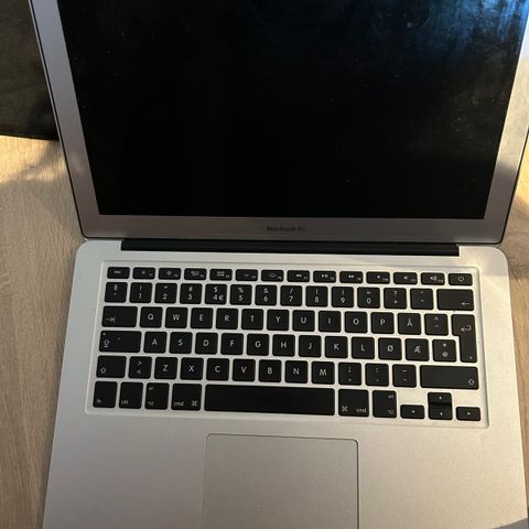 Vannskadet og ødelagt MacBook air fra 2017