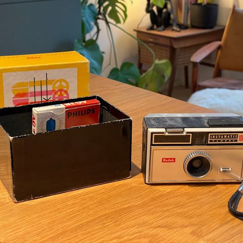 Vintage kamera - Kodak Instamatic 100, med original eske