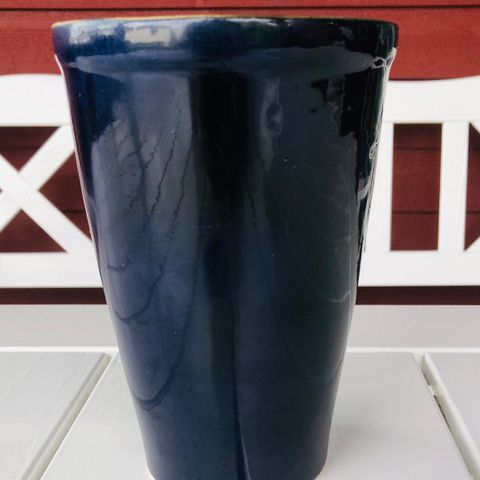 Vase i dyp blå farge