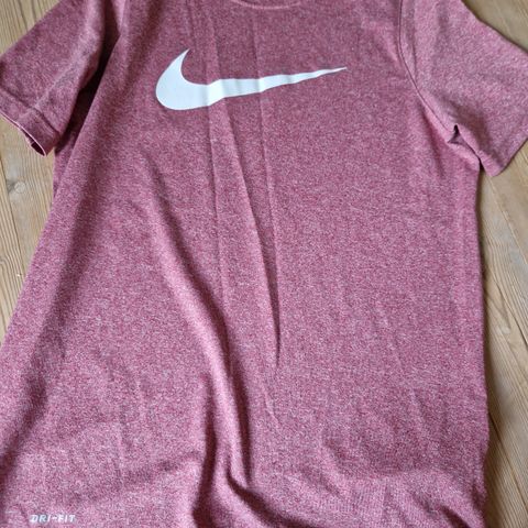 Nike trenings t-skjorte og HM trenings shorts str s