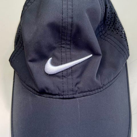 Nike golf caps i svart farge til salgs.