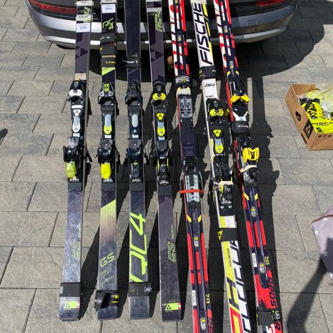 Diverse racing ski