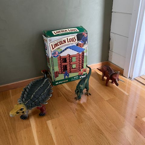 Leker - dinosaurer og Lincoln logs