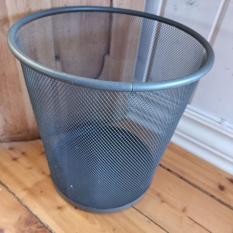 Søplekurv i plastmetall med netting, selges!