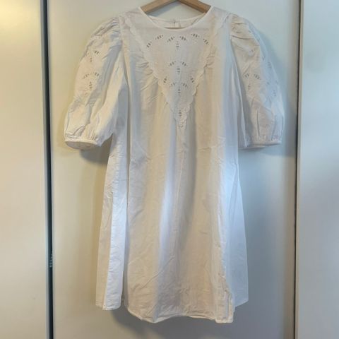Ny, hvit og kort kjole fra HM str S