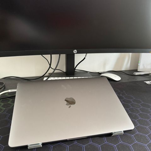 Macbook Pro M1 - 8x8 Kjerner - 16 GB RAM - 512 GB SSD