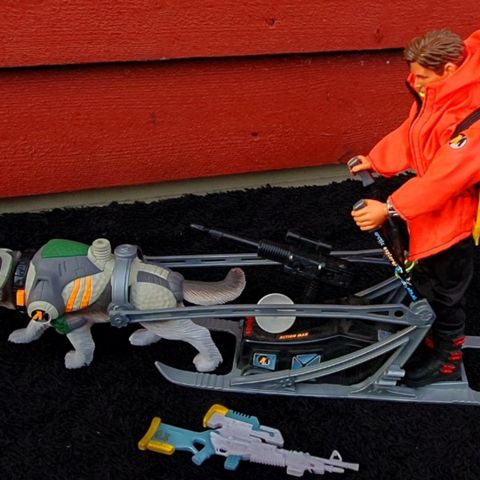 Samle objekt - Action Man på hundeslede og hund, fra 90 - tallet. 47,5 cm lang.