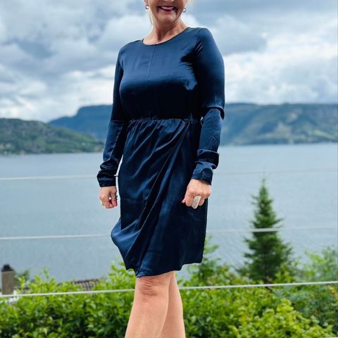 Nydelig mørkeblå kjole i 100% silke fra J. Patricia . Str M.