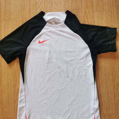 3 Nike Dry Fit t-skjorter  str 147-158 cm