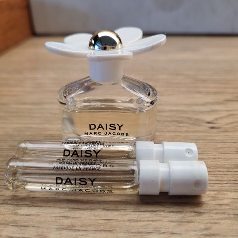 Parfyme i reisestørrelse samt to originale parfymeprøver- Marc Jacobs - Daisy