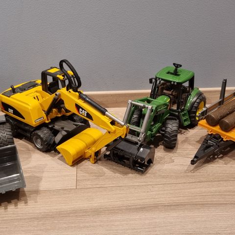 Traktor, gravemaskin og spadelaster