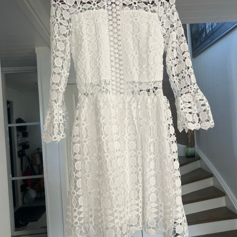 Nydelig hvit kjole med blonder str s